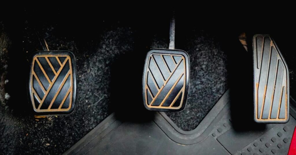 MT車の足もとにある、クラッチ・ブレーキ・アクセルの3つのペダル