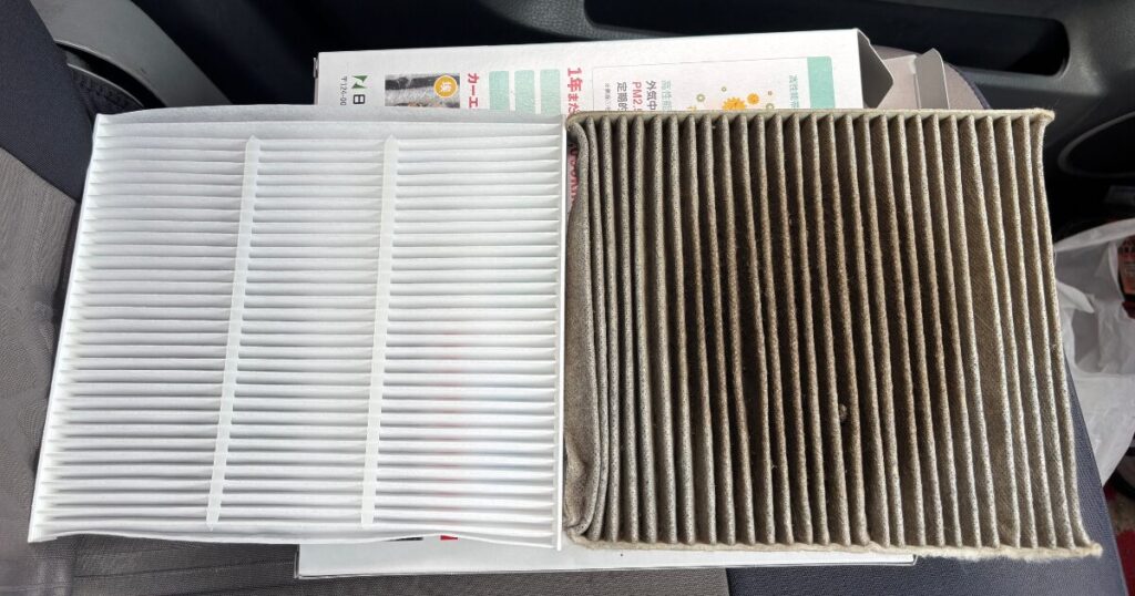 新品のエアコンフィルターと、使用後で茶色く汚れたエアコンフィルターの比較