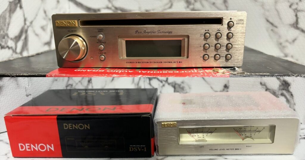 デノンのCDレシーバー DCT-R1（上）と、1DINのレベルメーター DSV-1（下）