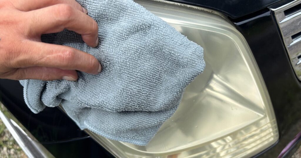 バケツの水でヘッドライトを洗い流しているところ