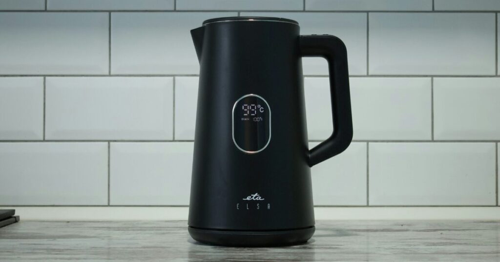 お湯を沸かした電気ケトル(フロントガラスにかけるのはNG)