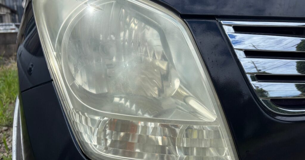 黄ばんでくすんだ車のヘッドライト