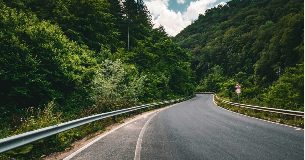ガードレールに囲まれた見通しの悪い山道のカーブ